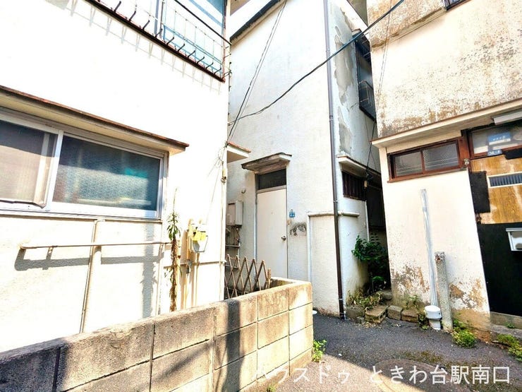 周辺環境と調和した落ち着きのある空間です。駅近の利便性を備えつつ、即時の引き渡しも可能となっており、スムーズな入居が叶います。