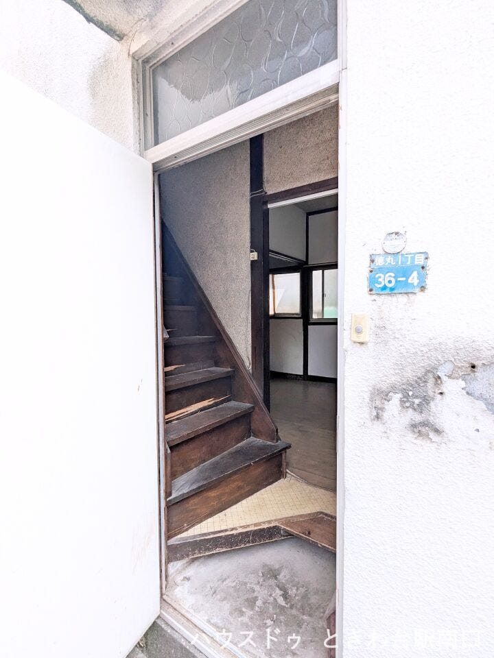 室内はリフォーム済みで美しく整っています。木材の質感を生かした階段が、室内に温かみのある落ち着いた雰囲気をもたらします。