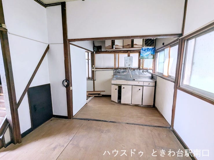 室内は全体的にリフォームが施され、使い勝手の良い間取りに仕上がっています。限られた空間を有効活用した、機能的な住まいです。
