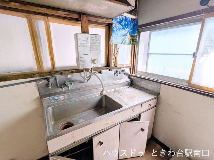 窓があり手元を明るく照らすキッチンです。コンパクトながらも手入れがしやすい設計で、毎日の家事をスムーズにサポートします。