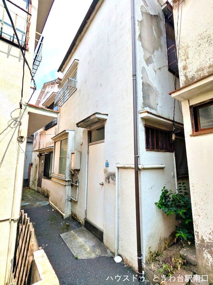 【外観】
東武東上線「東武練馬」駅から徒歩8分の立地。リフォーム済みの物件で、高台に位置する落ち着いた住環境が魅力です。