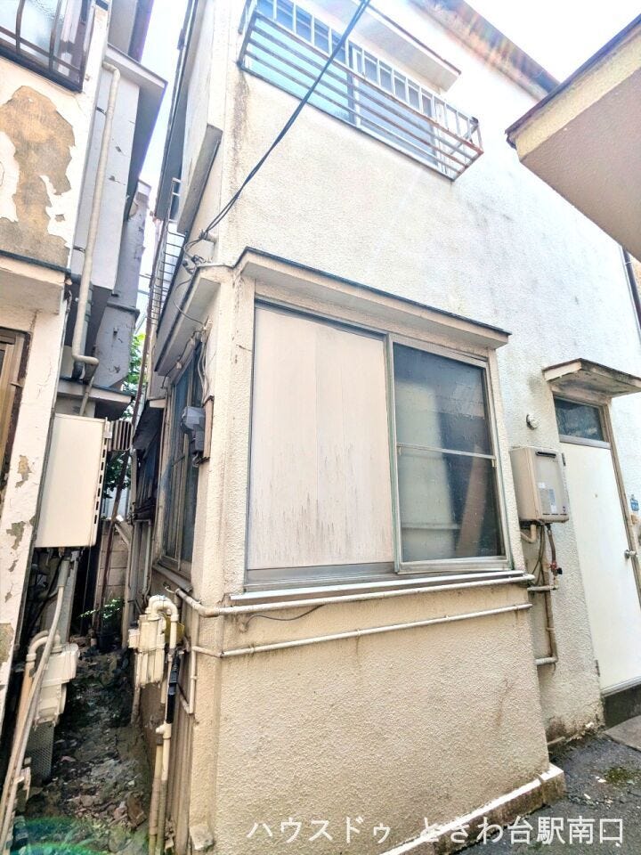 周辺の視線を考慮して配置された窓がプライバシーを守ります。外装の一部も整えられており、手入れの跡が伺える佇まいです。