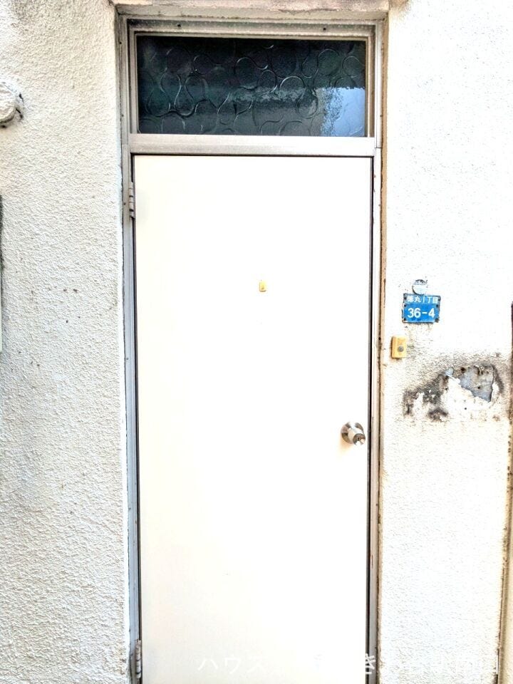 清潔感のある白い玄関扉が住まいの顔としてお出迎えします。シンプルながらも整えられた、心地よい印象のエントランスです。
