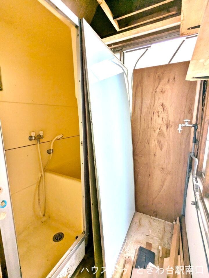 リフォーム済みの室内は機能的な設計です。限られたスペースを有効活用したシャワールームは清潔感があり、毎日の生活を支えます。室内は綺麗な状況に整えられており、即入居可能な点も魅力の一つです。