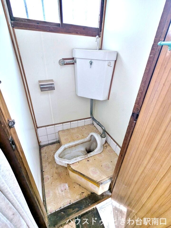 窓からの光が差し込むトイレは、明るく清潔な印象です。室内全体がリフォームされており、手入れの行き届いた空間が広がります。高台に位置する物件ならではの、落ち着いた住環境で生活を始められます。