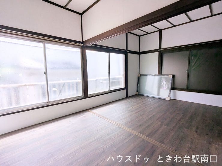 東武練馬駅から徒歩8分の好立地。大きな窓から陽光が差し込む室内は、リフォームにより明るい空間に生まれ変わりました。フローリング仕様で家具の配置もしやすく、心地よい居住性を備えたお部屋です。