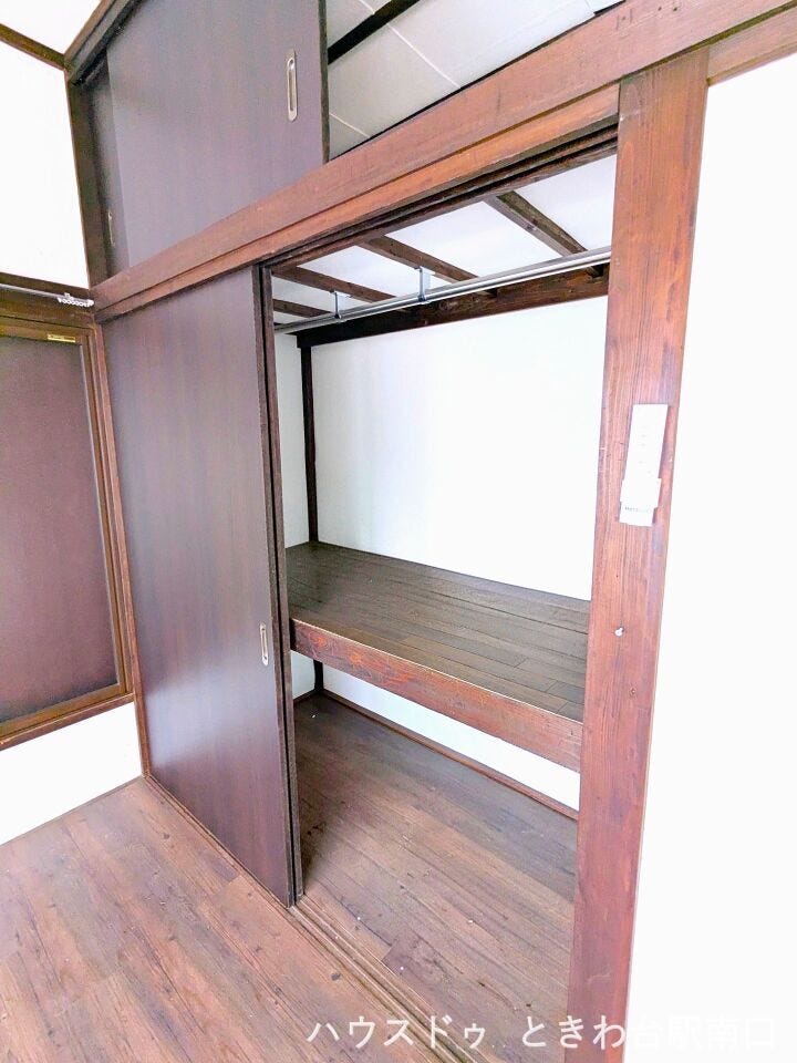 衣類や荷物をすっきりと整理できる、便利な収納スペースを完備。ハンガーパイプも設置されており、使い勝手の良さが考慮されています。落ち着いた色合いの内装が、心安らぐ住空間を演出しています。