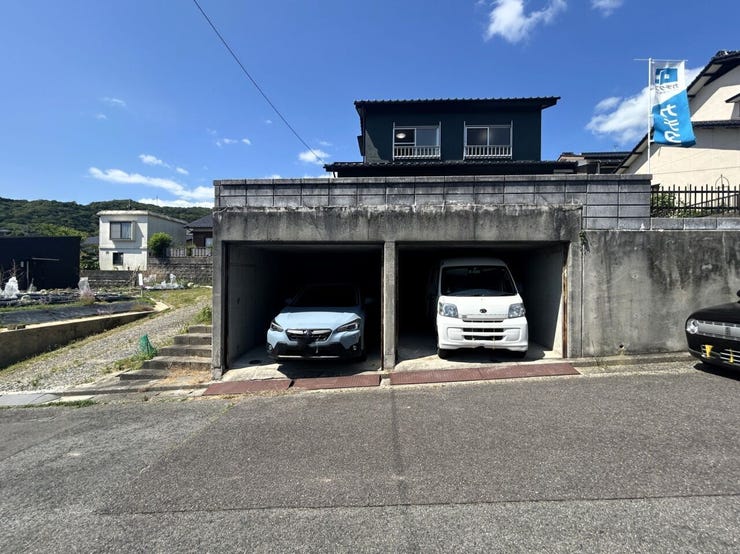 【リフォーム済】堀車庫は並列2台です。普通車も駐車できる高さと奥行がございます。