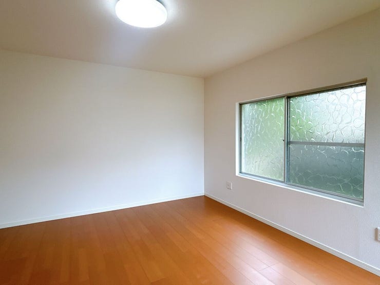 【リフォーム済】1階東側洋室です。壁天井はクロス張り、床はフローリング仕上げ致しました。