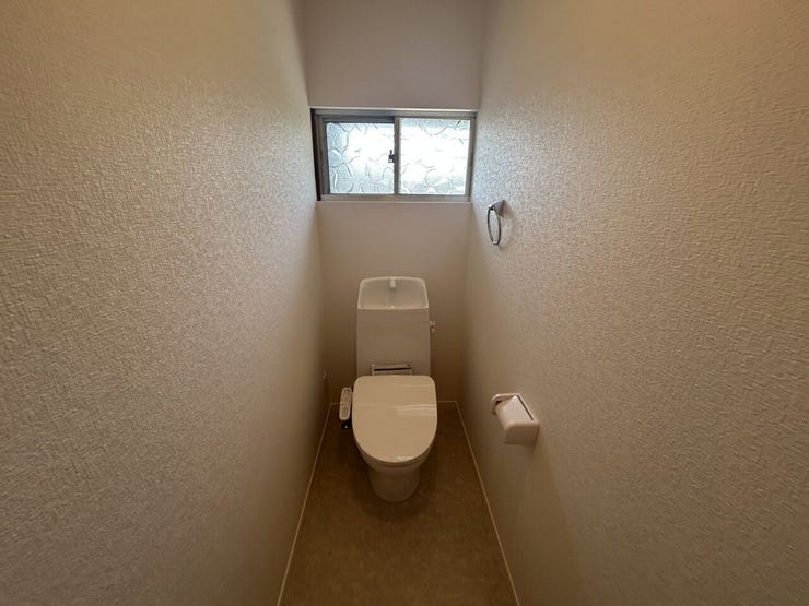 【リフォーム済】 トイレは温水洗浄便座付きの新品に交換。 壁紙と床も張り替え、明るく清潔感のある空間にリフォームします。