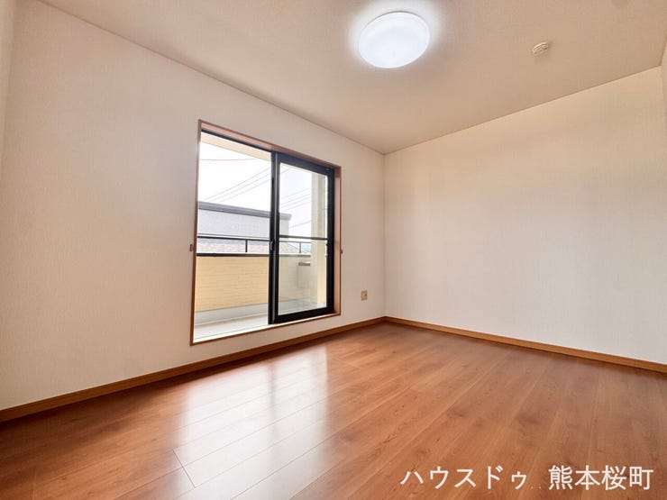 ■2階6帖洋室②■寝室、書斎、趣味の部屋。家族の成長やライフスタイルに合わせ、様々な使い方ができる快適な空間です。