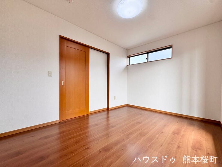 ■2階6帖洋室②■寝室、書斎、趣味の部屋。家族の成長やライフスタイルに合わせ、様々な使い方ができる快適な空間です。