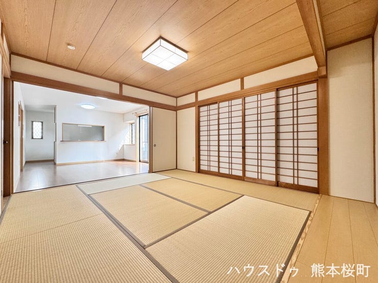 ■1階8帖和室■ゲストをもてなし、昼寝や家事にも使える、畳のぬくもりが心地よい多目的万能スペース。
