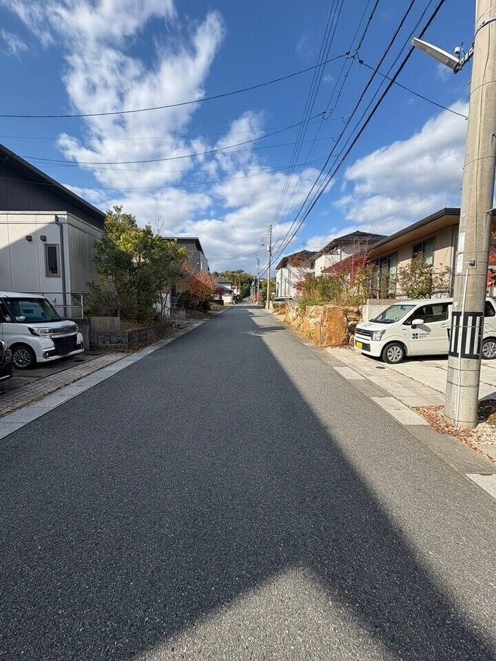 道路は広く、安心して駐車できそうです。