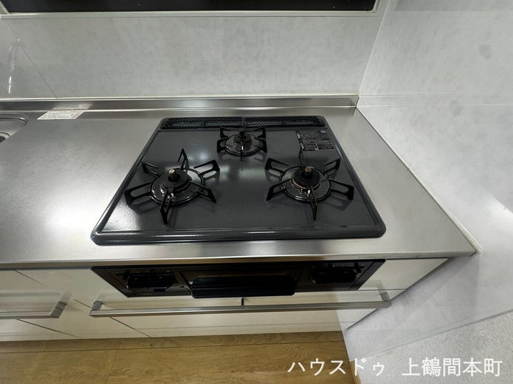 同時調理が可能な三口コンロで、毎日の料理がスムーズに進みます