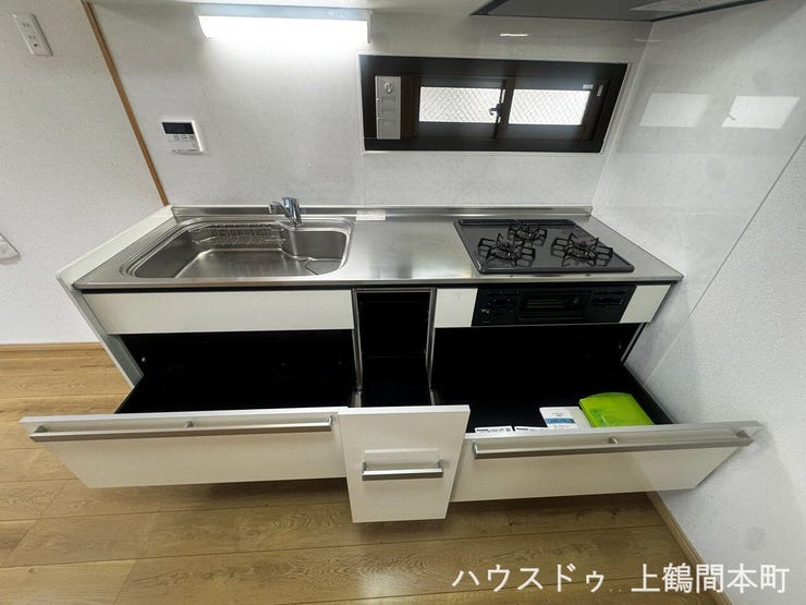 収納力に優れ、調理器具や食器もすっきり片付く設計