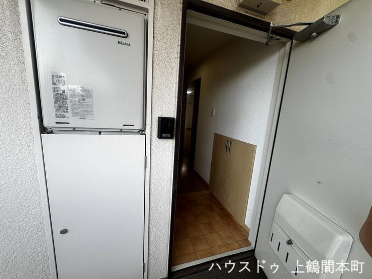 外からの光を取り込み、明るい印象を与える玄関空間