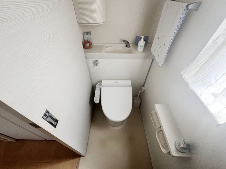 室内(2026年7月)撮影
◎現地案内予約受付中!◎
便利な手洗い場付きのトイレを各階に完備!リビングを通らずトイレに行けるため気兼ねなく使用できます◎