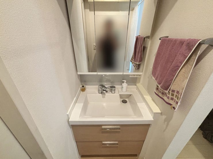 室内(2026年7月)撮影
◎現地案内予約受付中!◎
トイレと玄関横の洗面台です!トイレ使用後と帰宅時にすぐに手洗いができ衛生的です♪