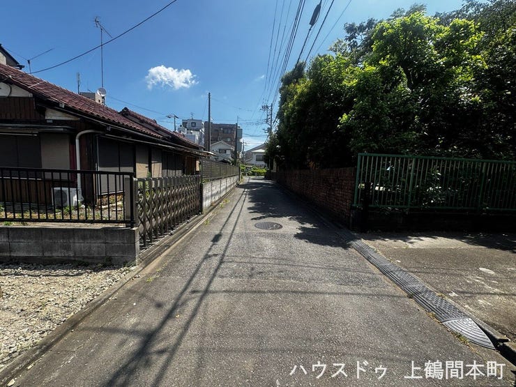 車通りが比較的落ち着いた前面道路で、穏やかな暮らしを演出。