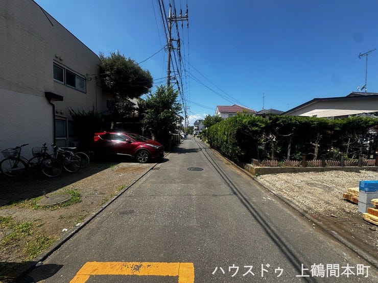車通りが比較的落ち着いた前面道路で、穏やかな暮らしを演出。