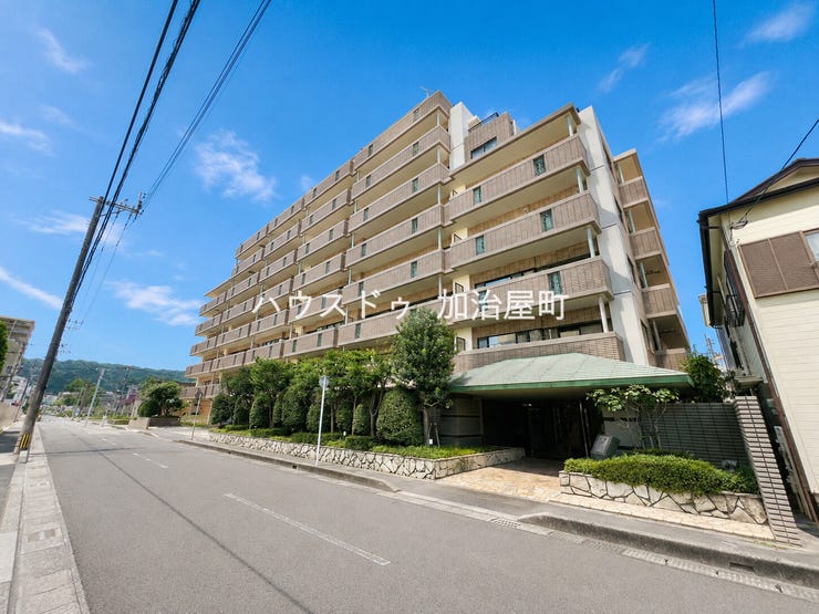 【外観】
南向きの陽当たりの良いマンションです!