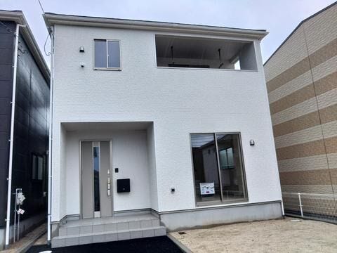 【外観】
2号棟スタイリッシュで洗練された外観デザイン。周囲の街並みにも調和する落ち着いた佇まいです。