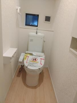 清潔感のある快適なトイレ空間。温水洗浄便座などの快適機能を備え、掃除がしやすい工夫も施されています。小物を置ける収納スペース付。