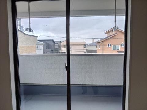 陽当たり・風通しの良いバルコニー。洗濯物や布団をしっかり干せる十分なスペースがあり、爽やかな空気を毎日の暮らしに取り込めむことができます。