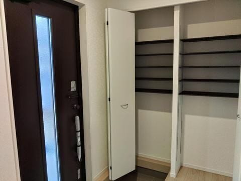 家の顔となる明るく清潔感のある玄関スペース。たっぷりと収納できるシューズボックスを備えており、家族全員の靴をすっきりと整理整頓できます。