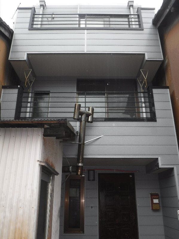 【外観】
鉄骨造3階建てになります。