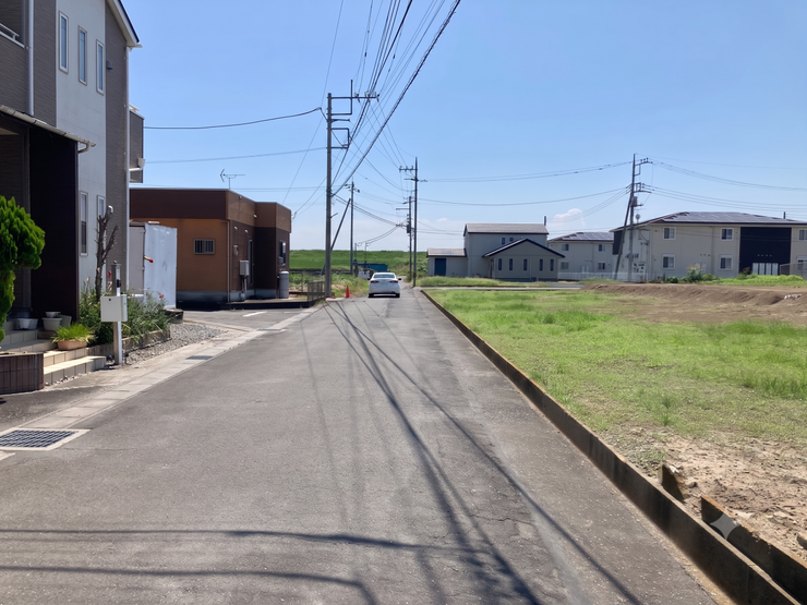 前面道路①
見通しの良い前面道路で、毎日の運転も安心。
