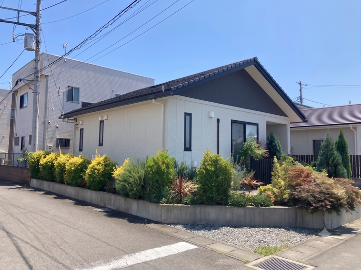 前面道路②
ゆとりある前面道路に面した角地で、圧迫感の少ない開放的なロケーション。平家住宅の存在感がより引き立つ立地です。