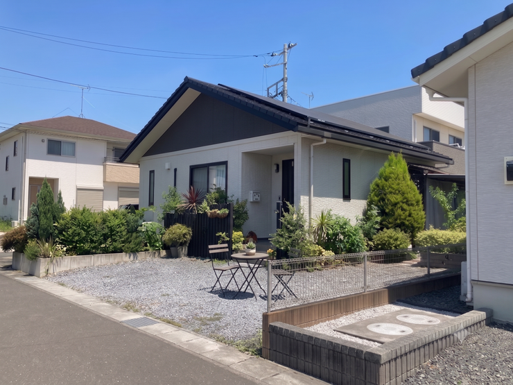 駐車スペース
人気の平家住宅×開放感あふれる角地。さらに駐車スペース3台分を確保し、毎日の暮らしにゆとりをプラス。