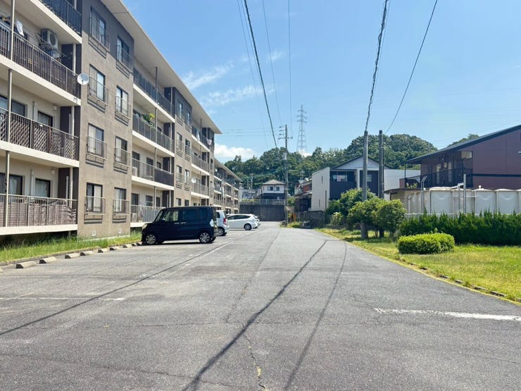 大型車でもゆとりをもって通行できる、広々とした道路幅が魅力的!