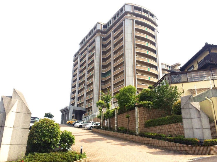 【外観】
◆小倉南区徳力 グランドパレスヴァンテアン徳力◆
◆企救丘小学校・志徳中学校 1km圏内で通学安心♪
◆買物施設が徒歩約 5分圏内に多数あります♪