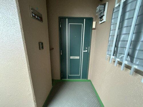 玄関ドアの写真です。鍵交換とクリーニングを行います。