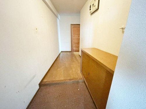 玄関内部の写真です。クロス張替、フロア上張り、照明器具設置、シューズボックスの新設を行います。