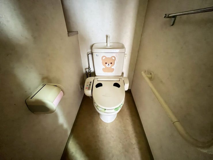 手すりが設置されているので、立ち座りもラクラク安心です♪