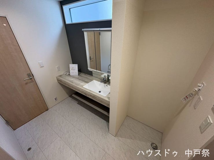 上部にある窓から光が差し込む洗面所です♪
