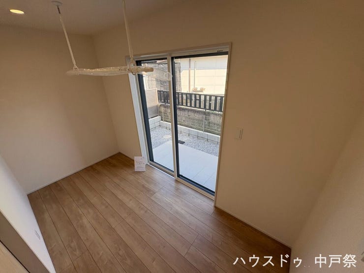 室内に上下可動式の物干しがあります!雨の日でもここで洗濯物を干すことができます!