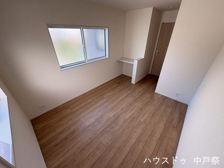 小さなテーブルにはパソコン置いたり、鏡を置いてメイクしたり、いろいろな使い方ができます♪