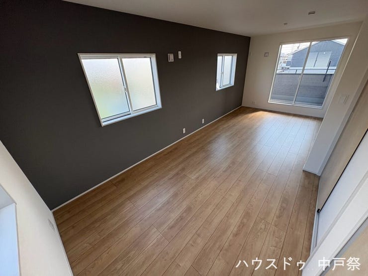 将来区切って使うこともできる2階の洋室です!バルコニーにも出ることができます♪