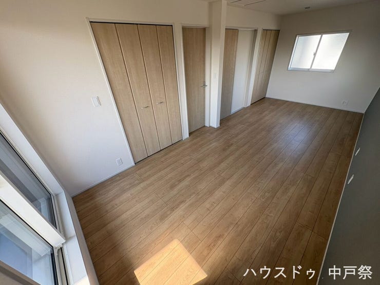お部屋を2つに区切ったとしても、どちらにも収納と扉があります♪