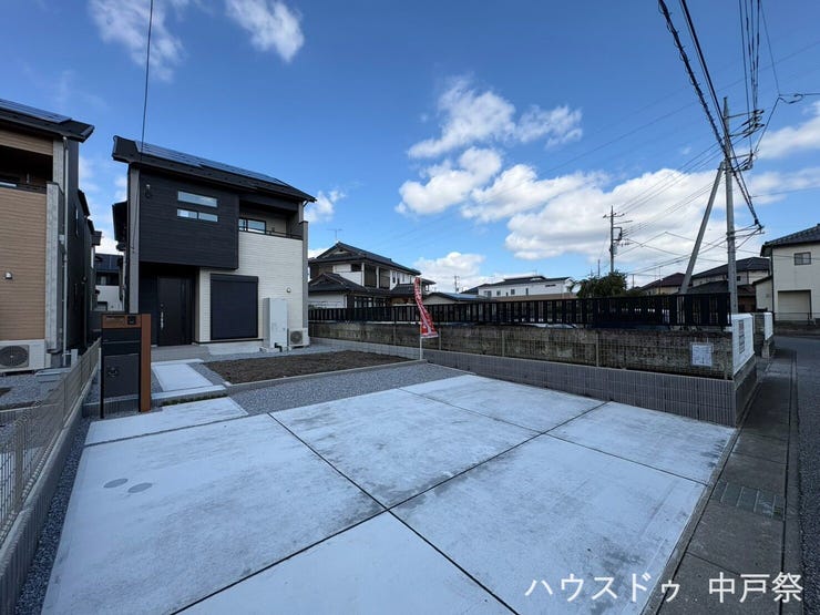 【外観】
黒と白のシックな外観です♪