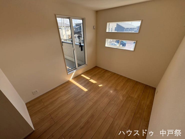 バルコニーに出ることができる2階の洋室です♪