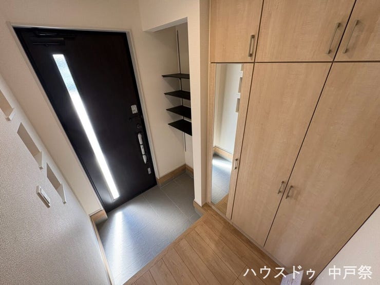 可動式のシューズスペースがあり、入って右手にある壁のくぼみにはお花や写真を置くこともできます♪