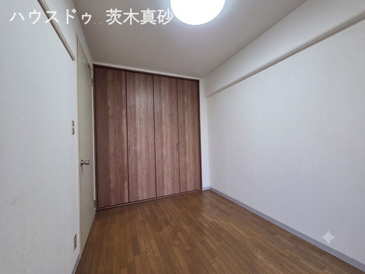 \北側の洋室5.7帖/
清潔感のあるフローリングと明るい室内!
壁一面の大容量収納で、お部屋もスッキリ嬉しい♪