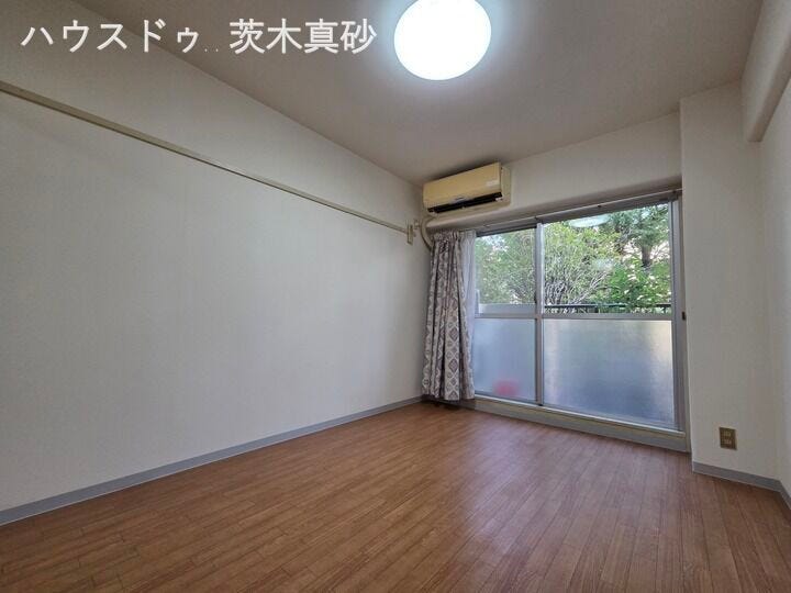 \南西側の洋室7.2帖 南向きで明るい♪/
南側公園の植栽のお陰で、
真夏でも日陰もあり涼しい風が通ります♪