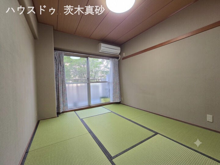\南東側の和室6帖 南向きで明るい♪/
南側公園の植栽のお陰で、
真夏でも日陰もあり涼しい風が通ります♪
